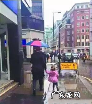 父亲湿透为儿撑伞感动千万人 父亲湿透为儿撑伞
