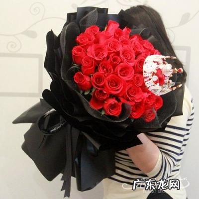 33朵玫瑰代表什么意思多少钱 33朵玫瑰代表什么意思