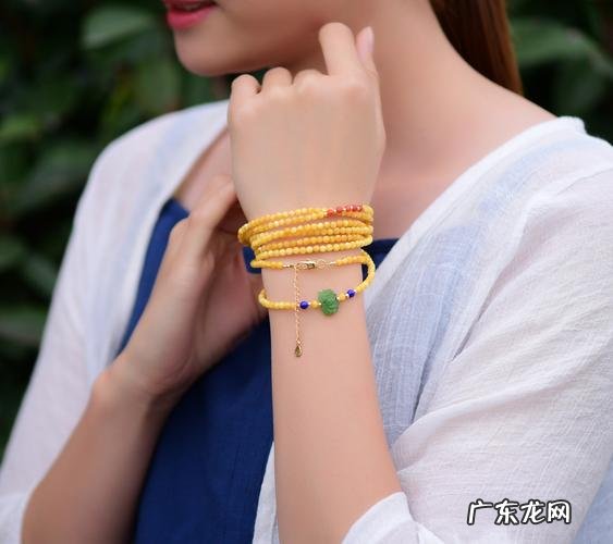 女人佩戴蜜蜡的对身体的好处 女人带蜜蜡有什么好处