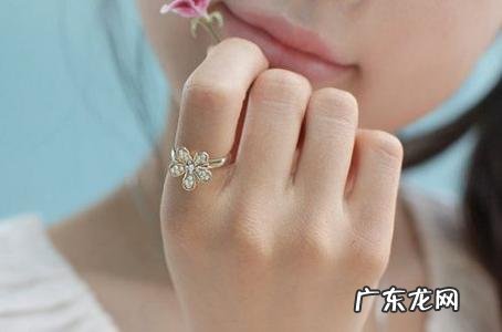 结婚女人食指戴戒指什么意思 女人食指戴戒指什么意思