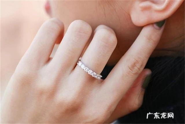 结婚女人食指戴戒指什么意思 女人食指戴戒指什么意思