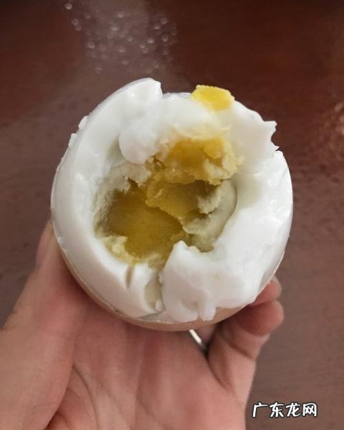 如何腌制咸鸭蛋出油又不咸窍门 怎样腌咸鸭蛋好吃出油