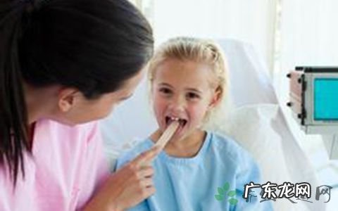 喉咙有鱼刺卡住小窍门 被鱼刺卡住喉咙了最有效的办法