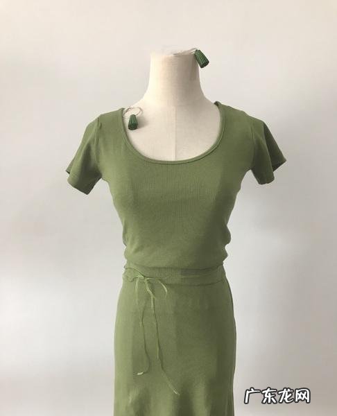 绿色显白还是卡其色显白 军绿色显白还是显黑