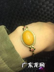 女人佩戴蜜蜡的对身体的好处 女人戴蜜蜡的好处